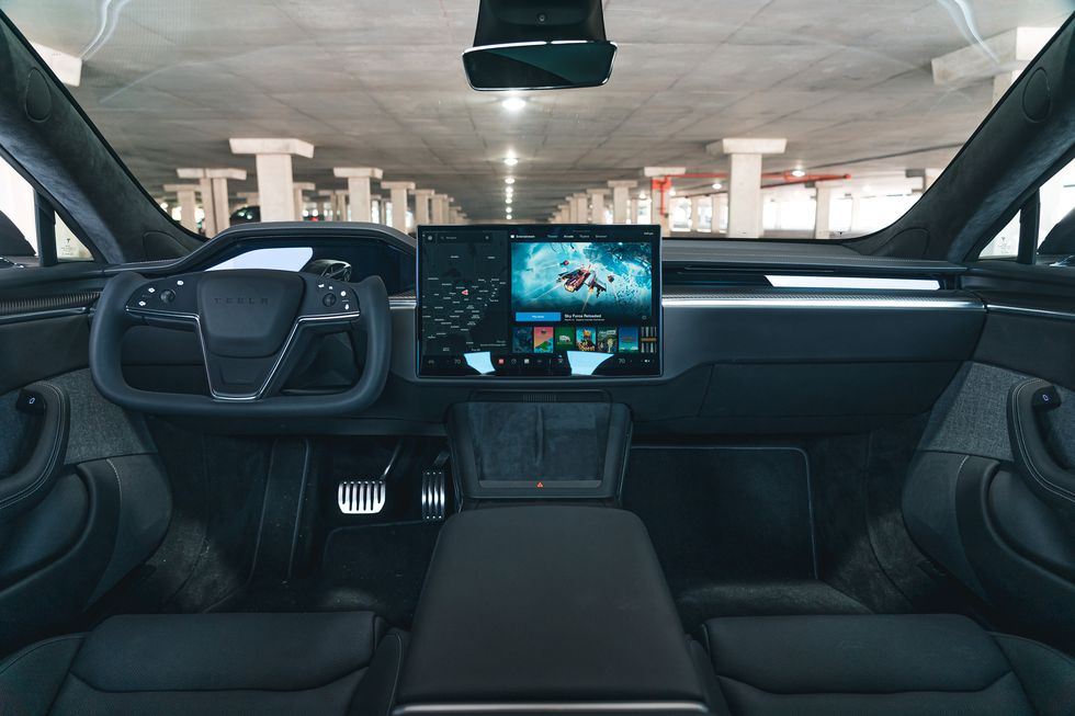 2021-tesla-model-s-plaid-interior-dashboard-steering-wheel