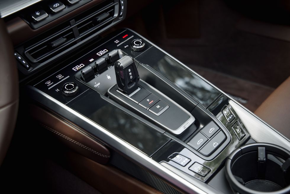 2023-porsche-911-turbo-s-cabriolet-center-console