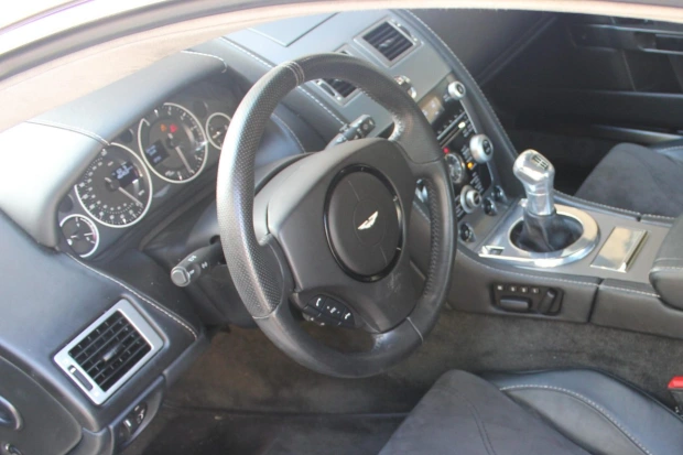 2009-aston-martin-dbs-interior-steering-wheel-photo