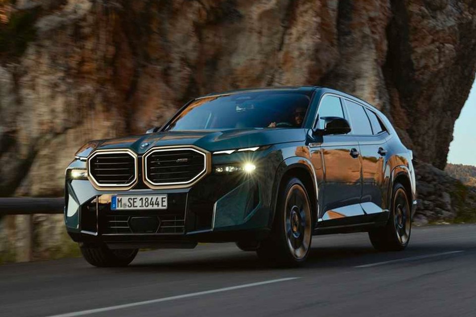 2023-bmw-xm-in-green-moving-image