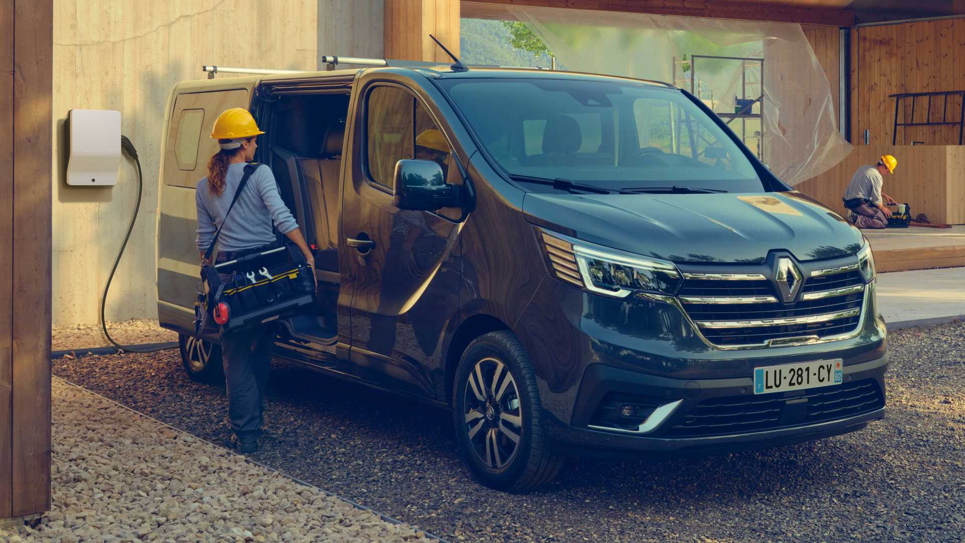 2023-renault-trafic-van-e-tech-electric-front-angle