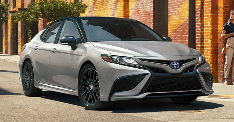 2023-toyota-camry-hybrid-in-grey-and-black-still-image