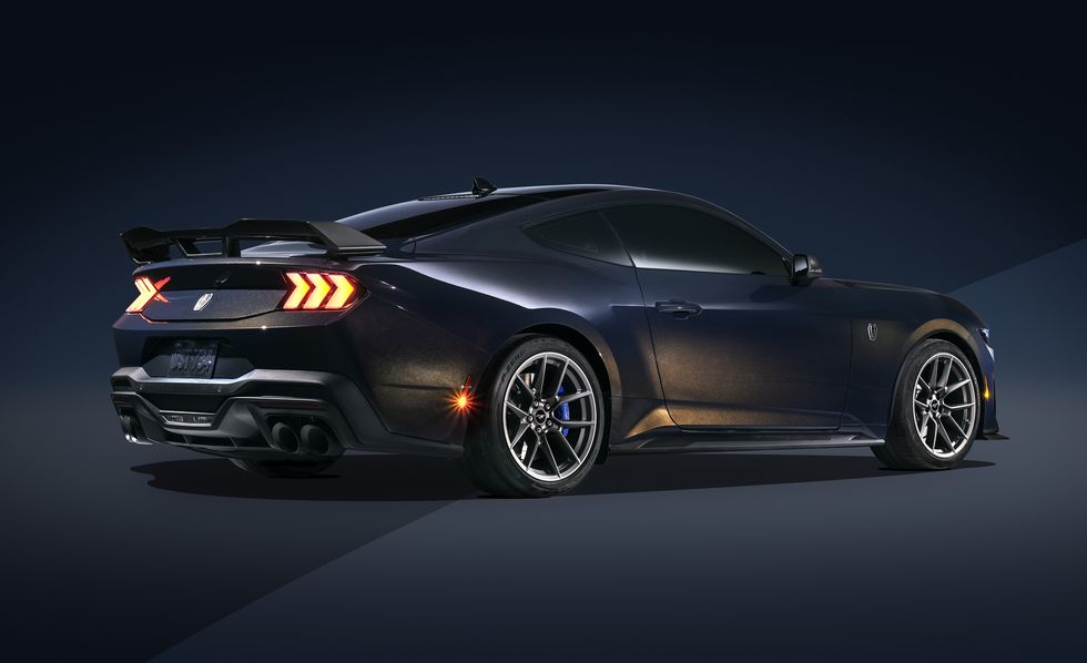 2024-ford-mustang-dark-horse-rear-three-quater-view