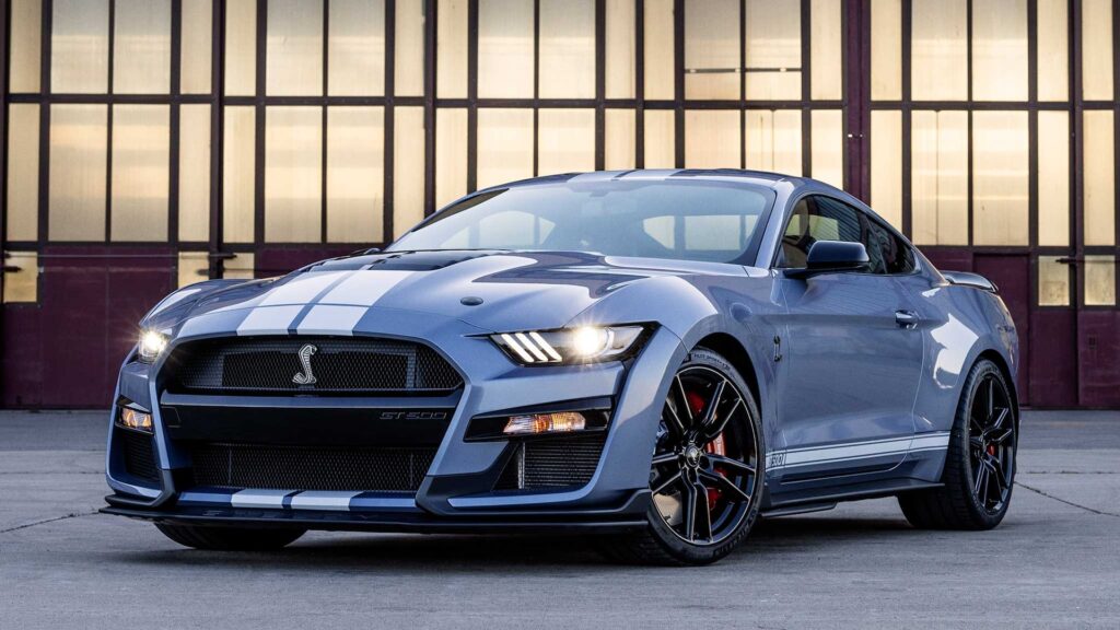 2022-ford-mustang-shelby-gt500-front-side-view