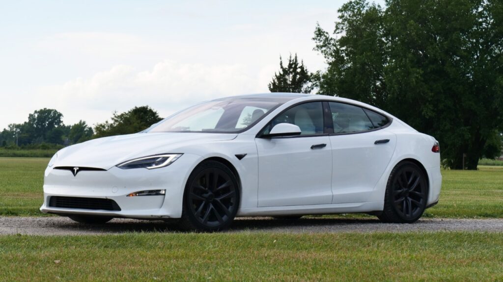 2022-tesla-model-s-white-front-side-view