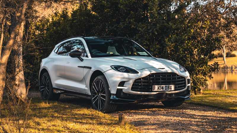 2023-aston-martin-dbx707-whit-front-angle
