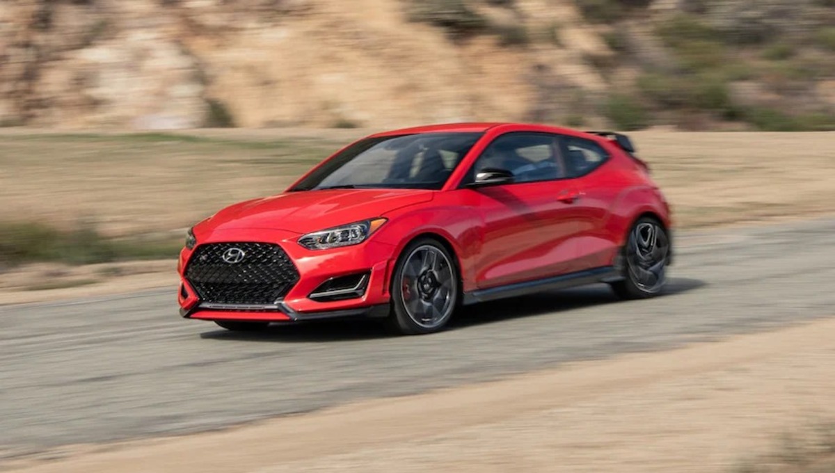2022-hyundai-veloster-front-side-angle-moving