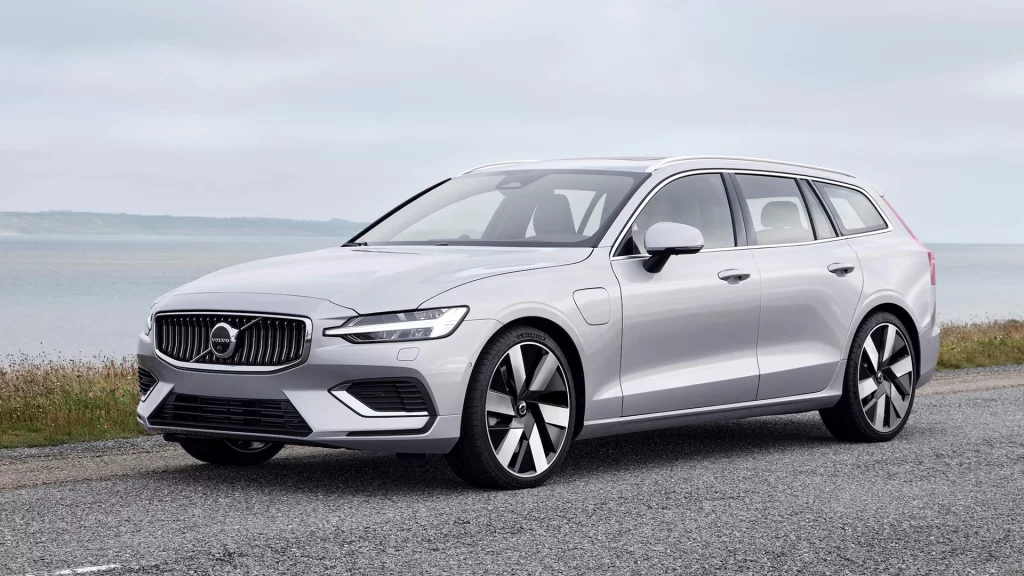2023-volvo-v60-recharge-front-angle-view