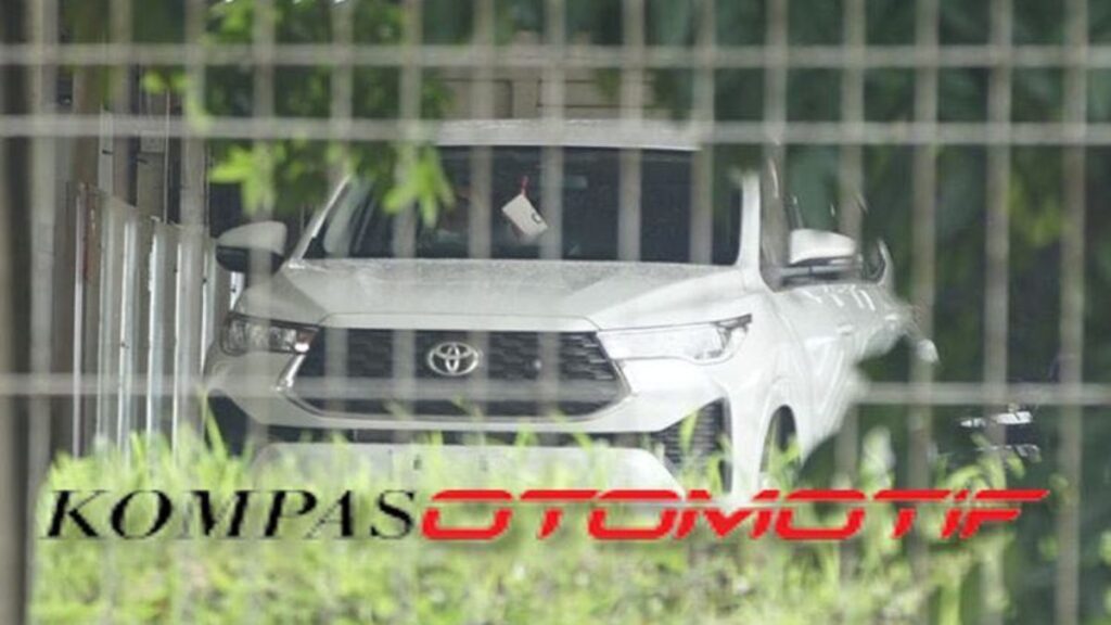 Toyota Innova Hycross - Spyshot