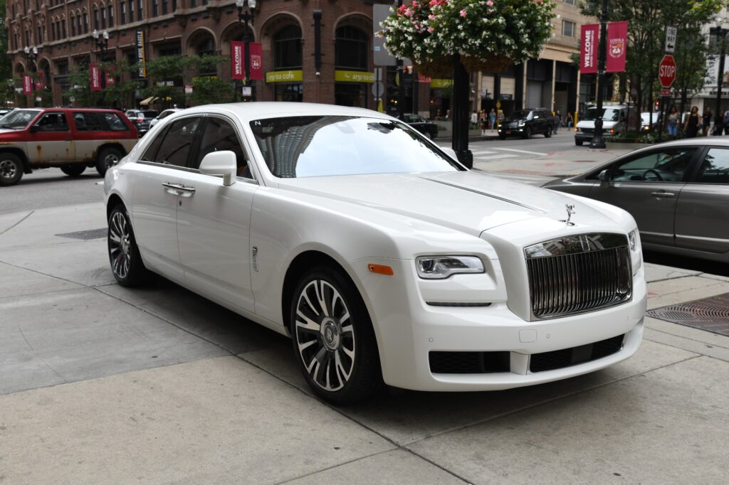 2020-Rolls-Royce-Ghost-Front-Angle-21Motoing