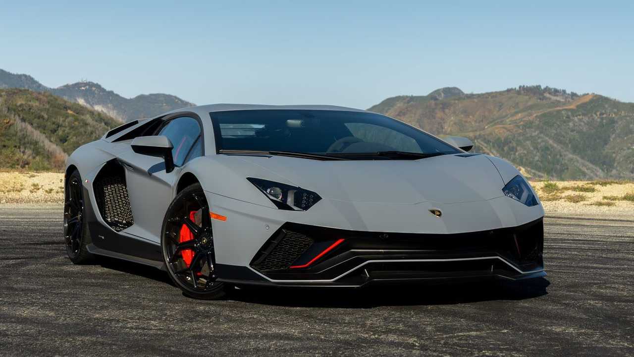 Lamborghini-Aventador-Features