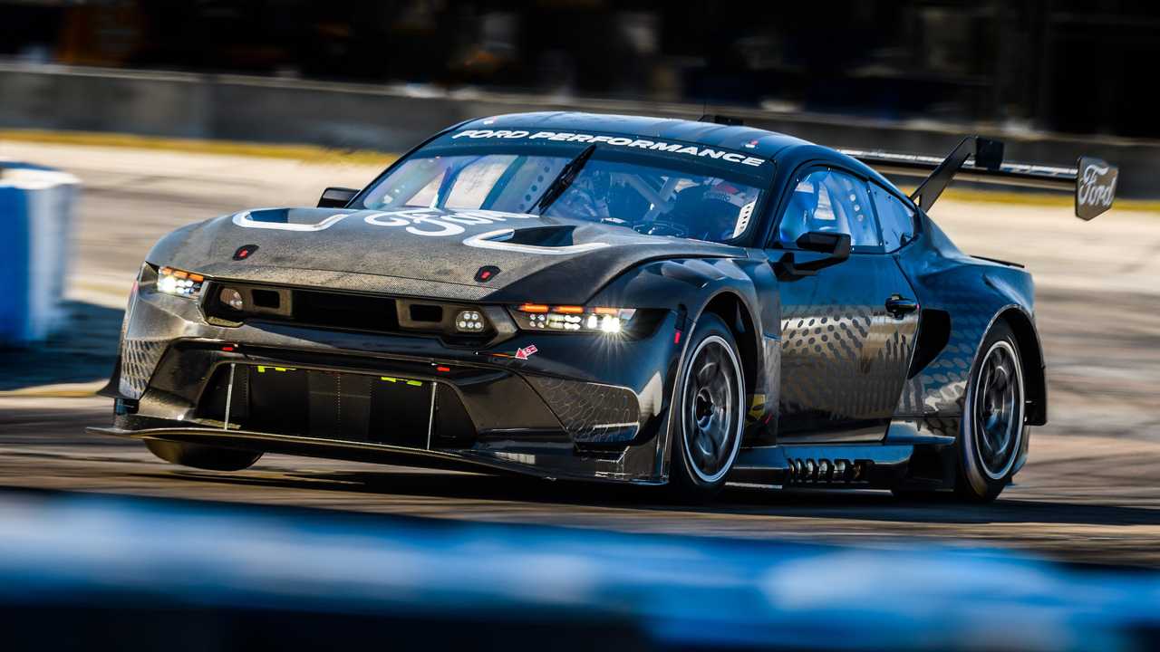 Ford-Mustang-GT4-vs-Ford-Mustang-GT3-Comparison