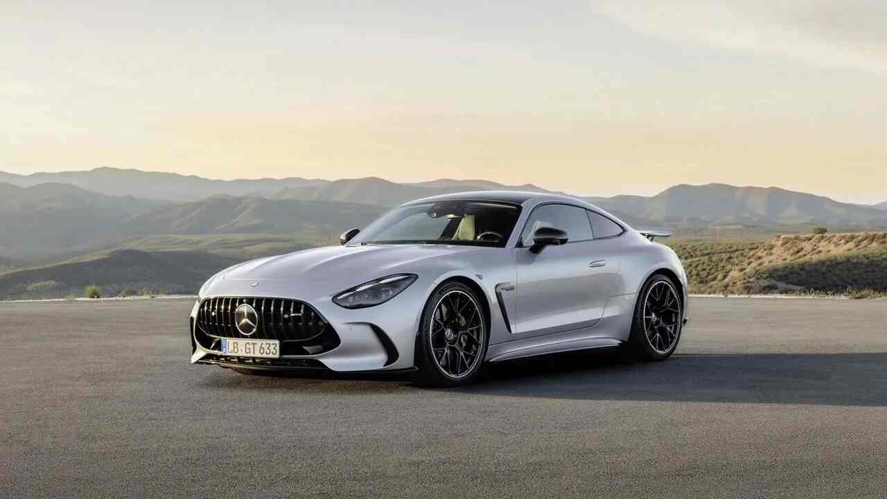 2024-Mercedes-AMG-GT-vs-Aston-Martin-Vantage-Comparison